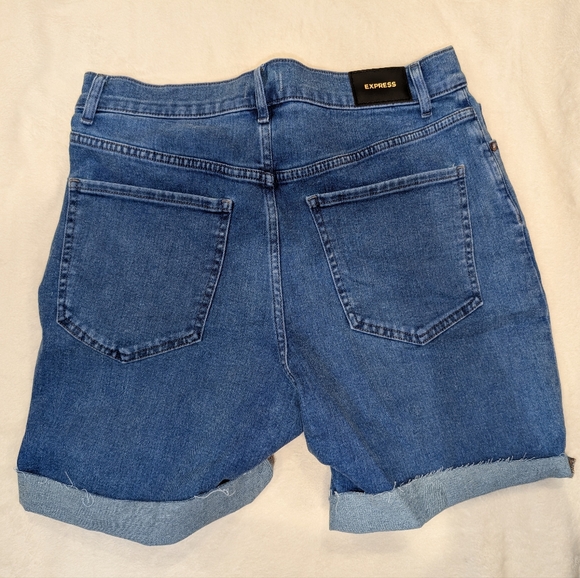 Express Shorts - Picture 2 of 3